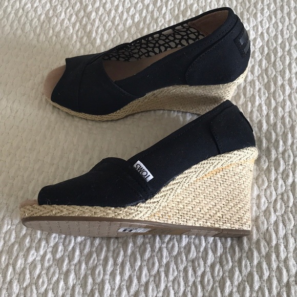 toms classic wedge pump black